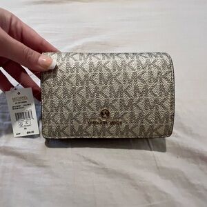 Michaela Kors Jet Set Charm Pale Gold Womens Clutch (NEW WITH TAGS)